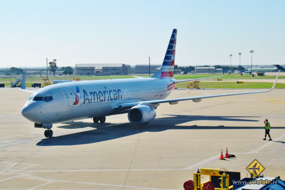 Boeing 737-823